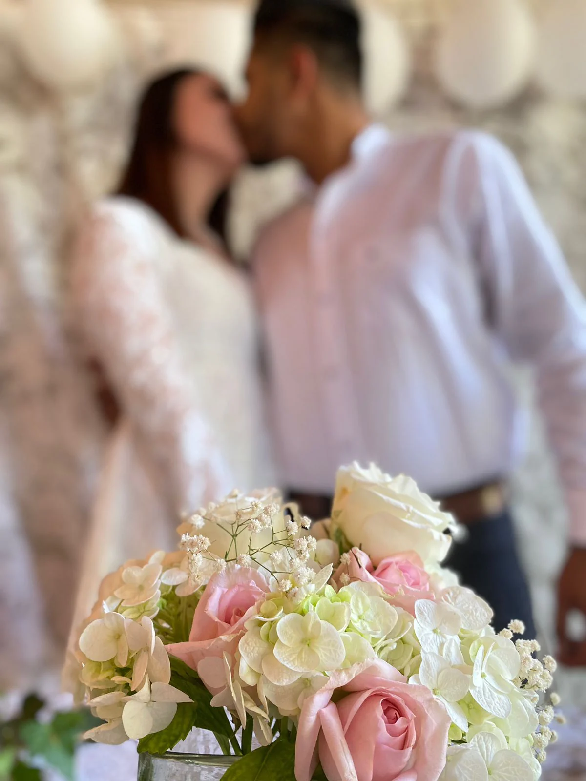 Pareja de novios con ramo de flores